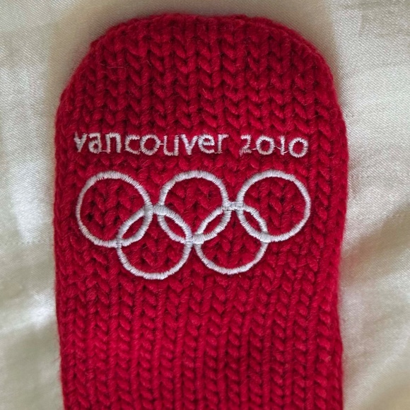 OLYMPICS OFFICIAL VANCOUVER 2010 MITTENS, RED MAPLE LEAF, YOUTH ONE SIZE, GENUIN - Picture 5 of 5